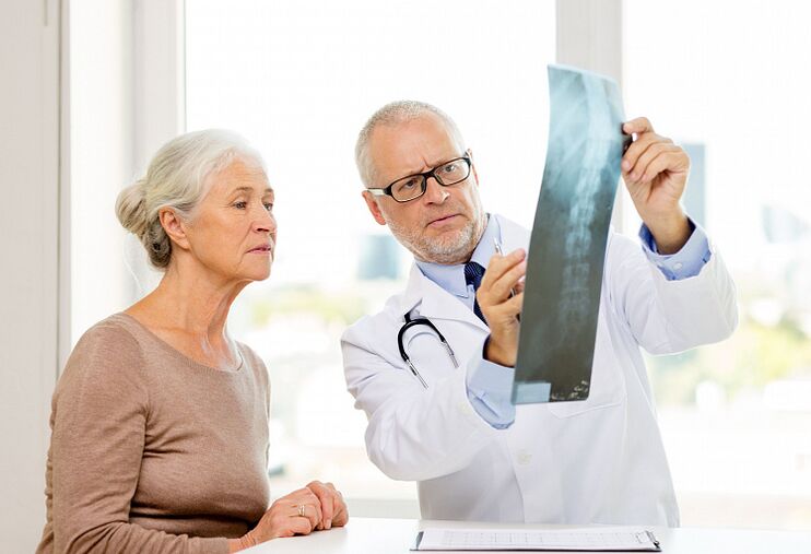 The doctor determines cervical osteochondrosis in a patient using an X-ray